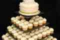 Lijepe i elegantne svadbena torta sa cupcakes
