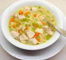 Kuhanje ukusna juha s rezancima i piletinom