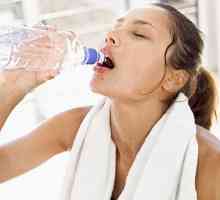 Mogu li piti vodu tokom treninga, i kako se to radi?