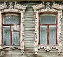 Trim na prozoru u drvenoj kući. vrste kućišta