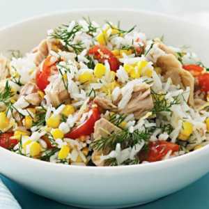 Kako pripremiti salatu s konzerviranom tunjevinom i kukuruzom?