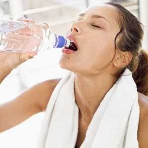 Mogu li piti vodu tokom treninga, i kako se to radi?