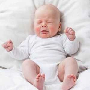 Curenje iz nosa kod beba: šta bi roditelji?