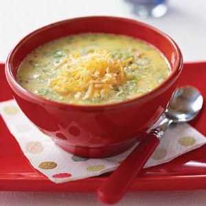 Ručak u poznatom francuskom. Kuhanje juha s topljenim sirom i piletinom