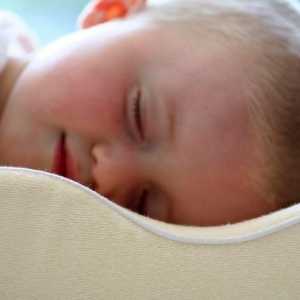 Ortopedskih jastuk za bebu: zašto?