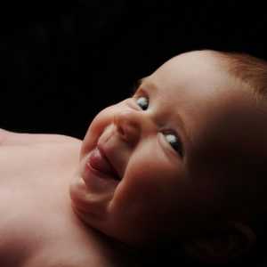 A dijete od 8 mjeseci: razvoj i ishrane. mala beba