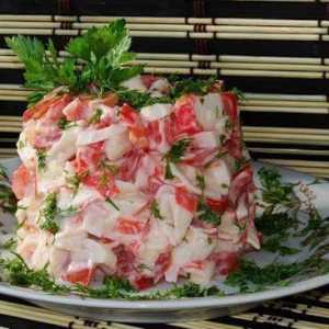 Salata "Crveno more" sa rakova palicama: recept i korisne osobine hrane
